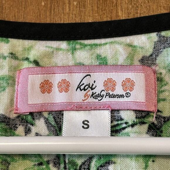 Koi by Kathy Peterson Medical Scrub Top Green Floral Women’s Size Small #A1156 - Picture 3 of 6